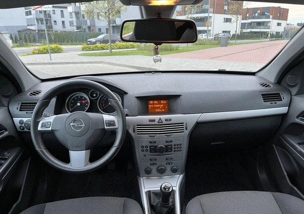 Opel Astra cena 14000 przebieg: 185000, rok produkcji 2009 z Poznań małe 277